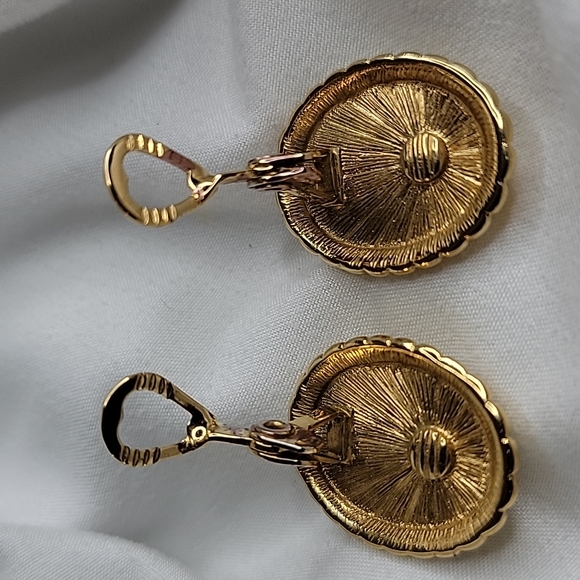 Vintage Faux Pearl Gold tone Monet Clip on earrings - Picture 13 of 16